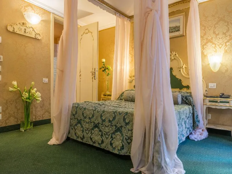 DOUBLE SUPERIOR Room, Becher, Venice
