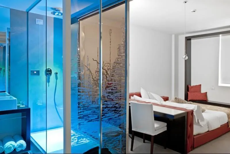 Room, Antony, Venice