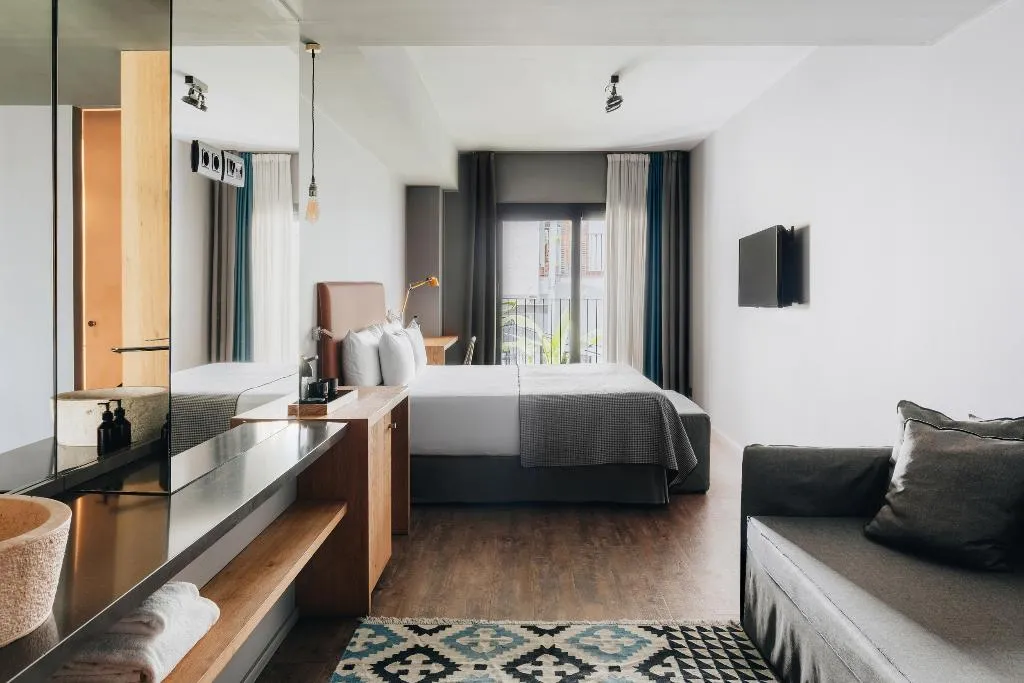 JUNIOR SUITE WITH DOUBLE BED Room, Uma House by Yurbban Trafalgar, Barcelona