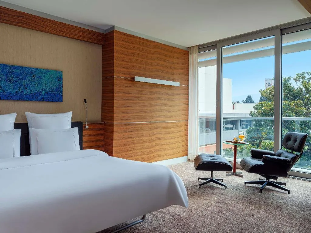 SUITE KING SIZE BED Room, Swissotel Buyuk Efes Izmir, Izmir