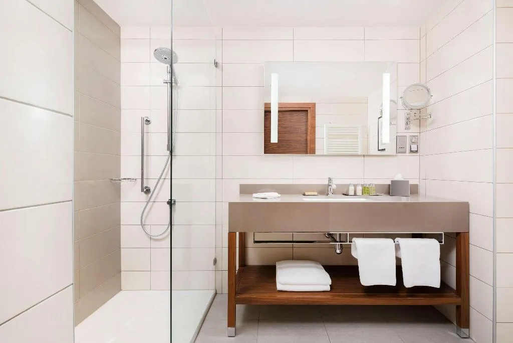 DOUBLE GUEST ROOM Room, DoubleTree by Hilton Krakow Hotel & Convention Cen, Krakow