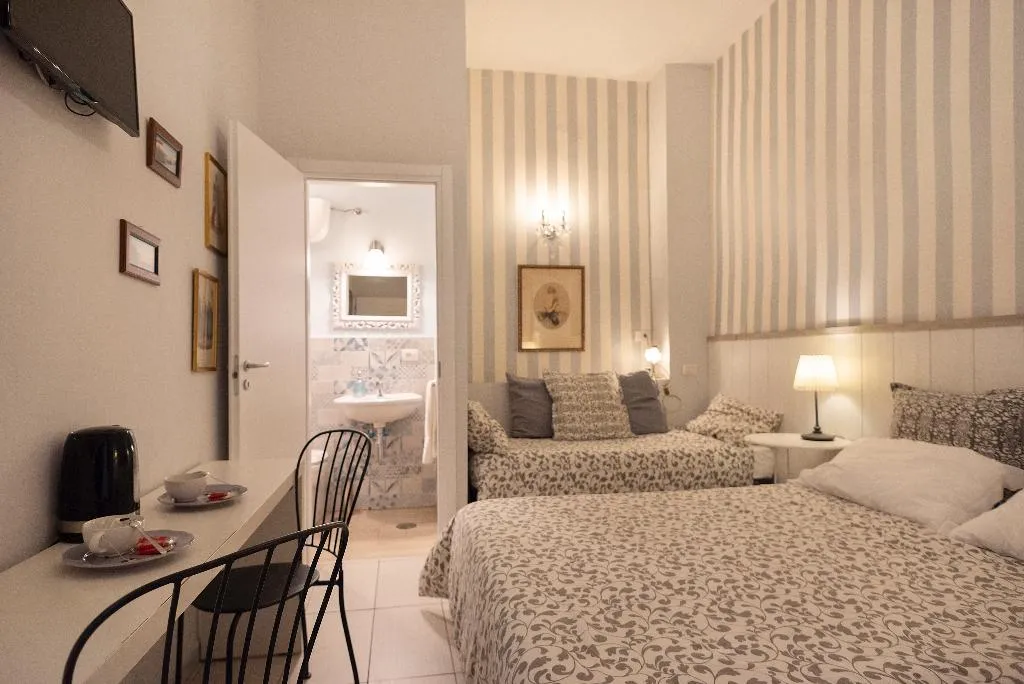 TRIPLE STANDARD Room, B&B Dei Decumani di Napoli, Naples