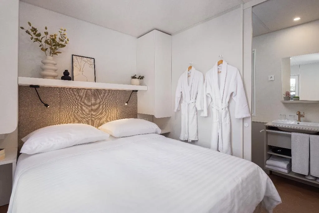 MOBILE HOME WITH JACUZZI Room, Pinadria Camping Resort, Split