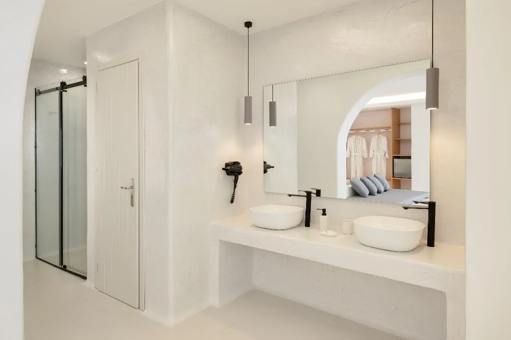 SUITE DELUXE GARDEN VIEW Room, Zannos Melathron Hotel By Omilos Hotels, Santorini