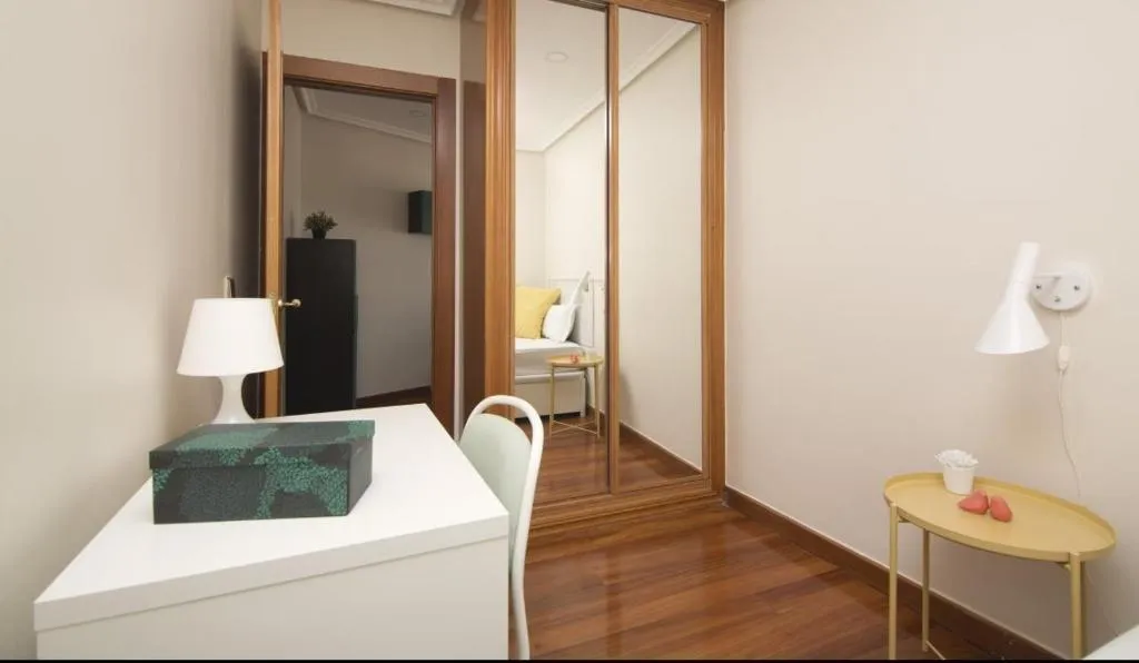 APARTMENT TWO BEDROOMS Room, Smartr La Latina, Madrid