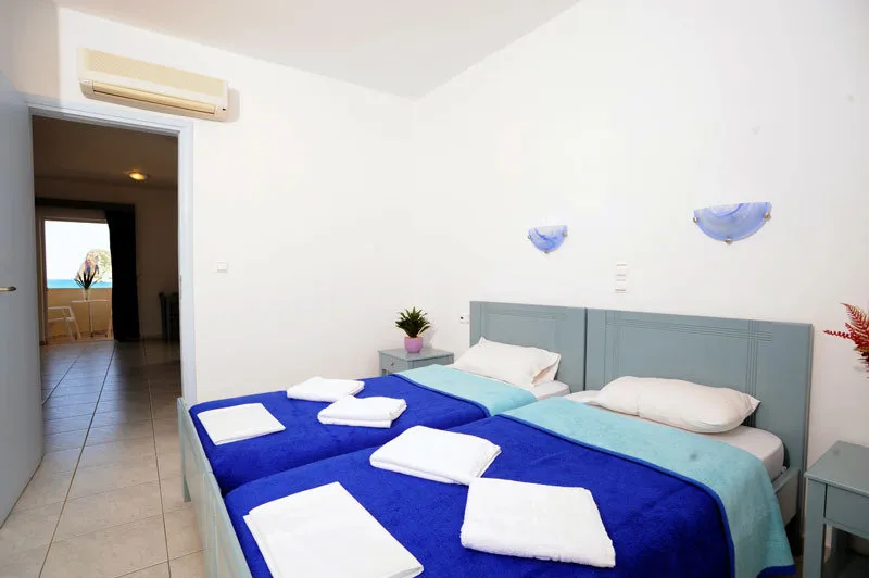Room, Georgina, Crete