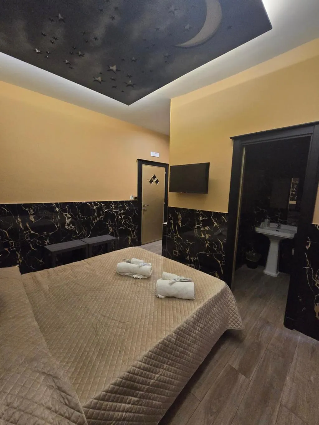 DOUBLE SUPERIOR KING BED Room, Iris, Naples