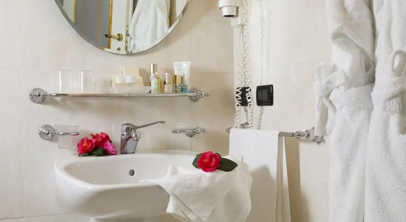 TWIN STANDARD Room, Carlton on the Grand Canal, Venice