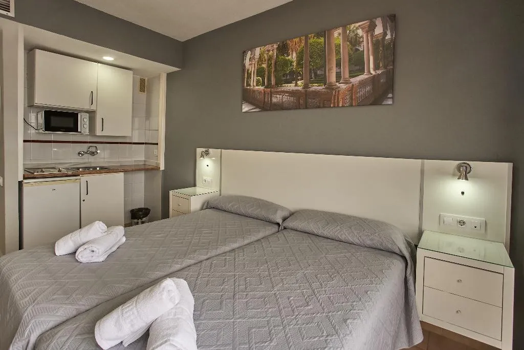 Room, Resitur, Seville