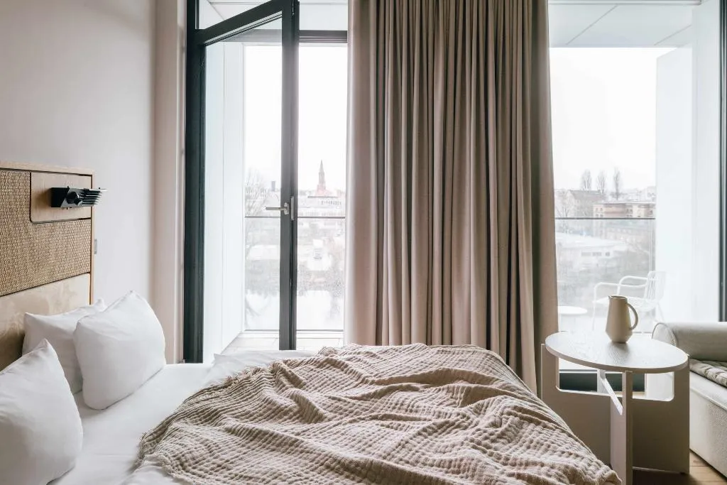 STUDIO RIVER VIEW Room, Locke at East Side Gallery, Friedrichshain, Berlin