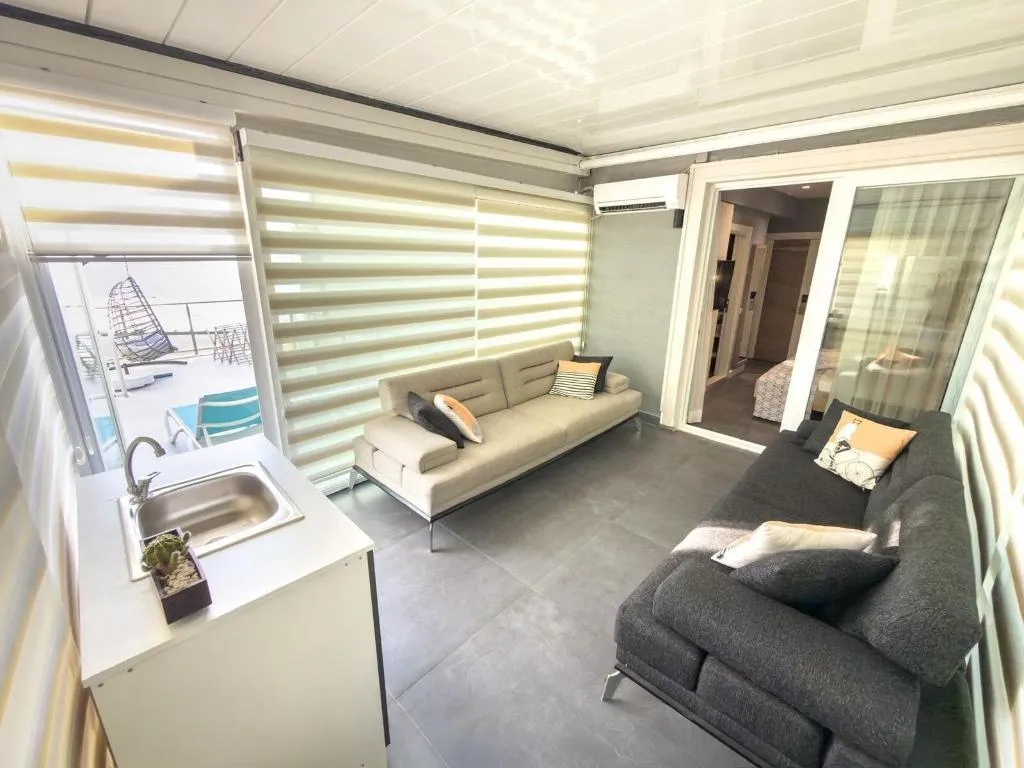 Room, Un Amor Hotel, Dalaman