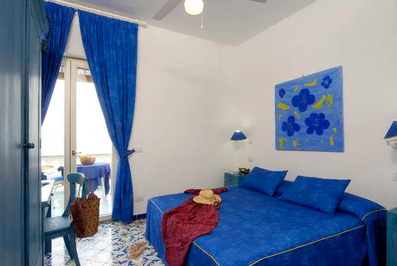Room, La Sirenella, Naples