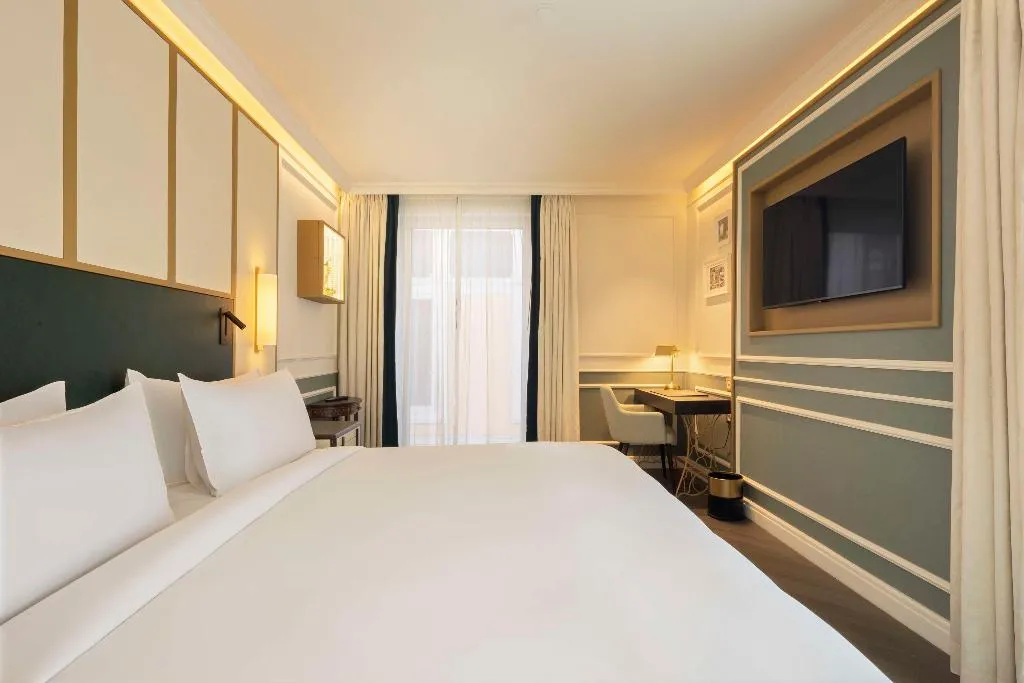 DOUBLE PREMIUM KING BED Room, The Emerald House Lisbon, Curio Collection by Hilt, Lisbon