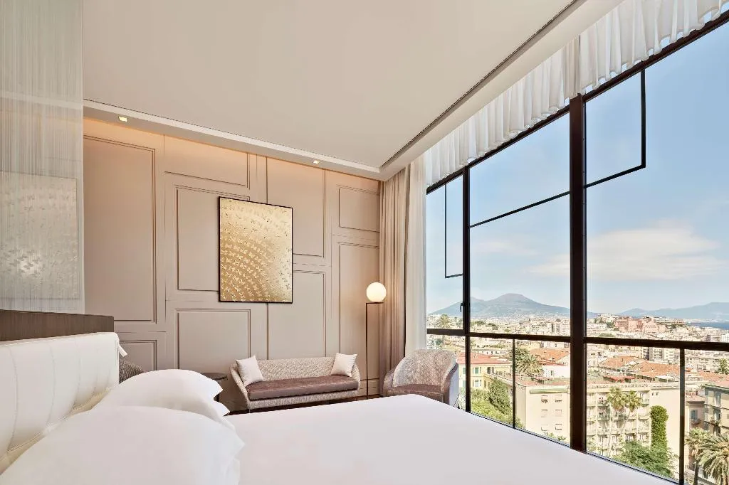 JUNIOR SUITE SEA VIEW KING BED Room, de Bonart Naples-Curio Collection by Hilton, Naples