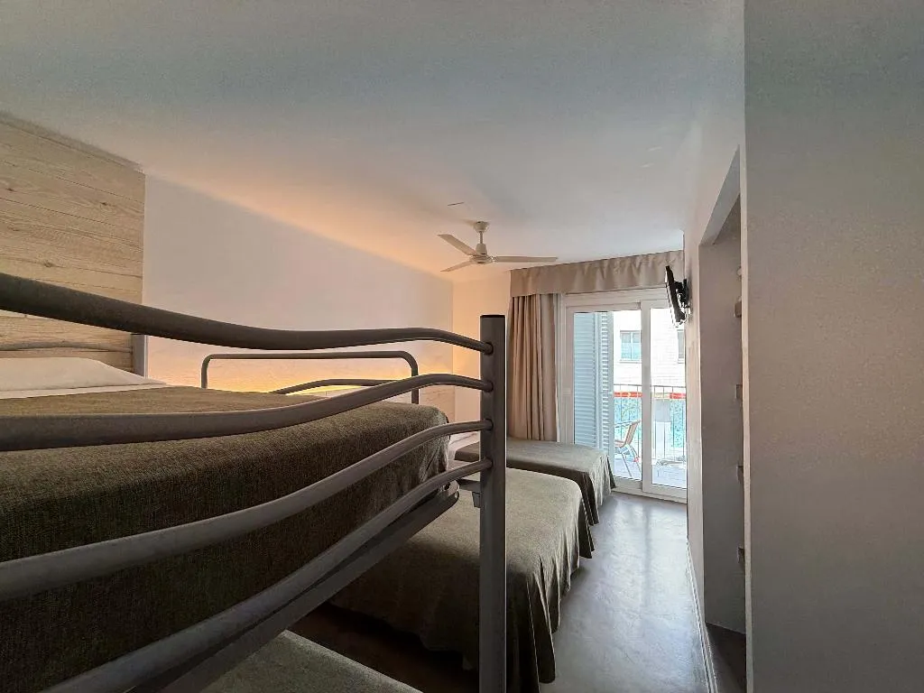 FAMILY ROOM TWO BEDROOMS Room, Hostal Rom, Costa Brava