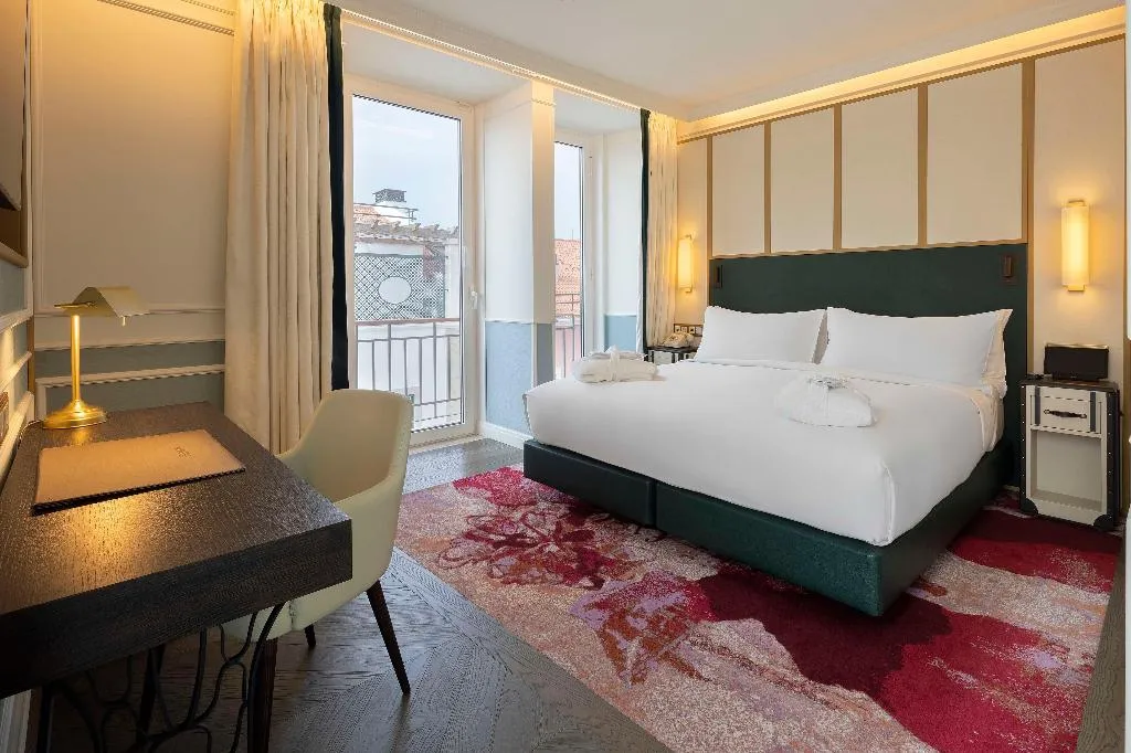 SUITE STANDARD Room, The Emerald House Lisbon, Curio Collection by Hilt, Lisbon