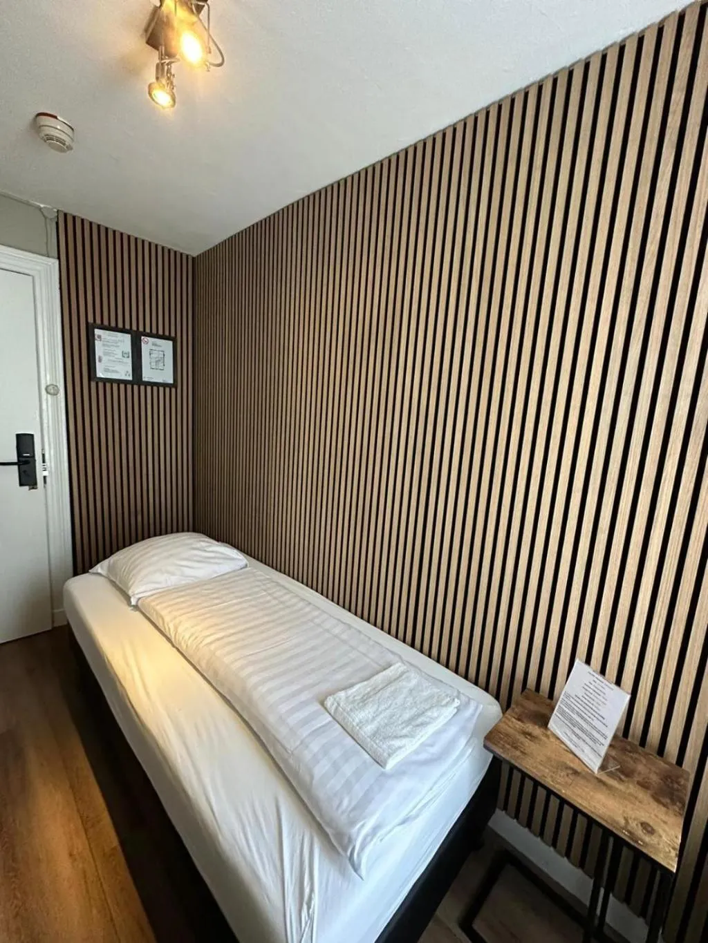 SINGLE WITH SHARED BATHROOM Room, Budget Hotel Hortus, Amsterdam