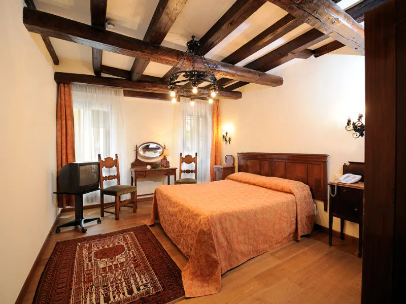Room, Bel Sito e Berlino, Venice