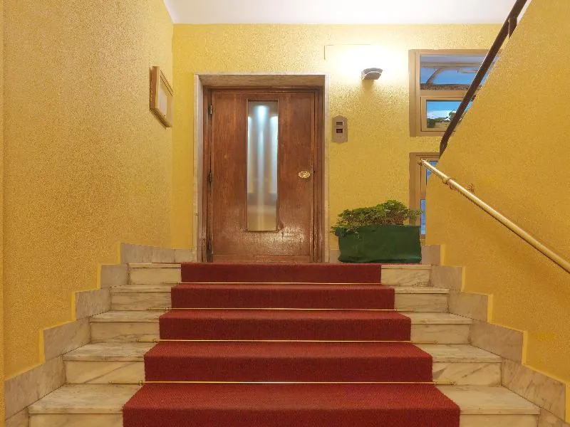 Lobby, Arco Romana, Milan