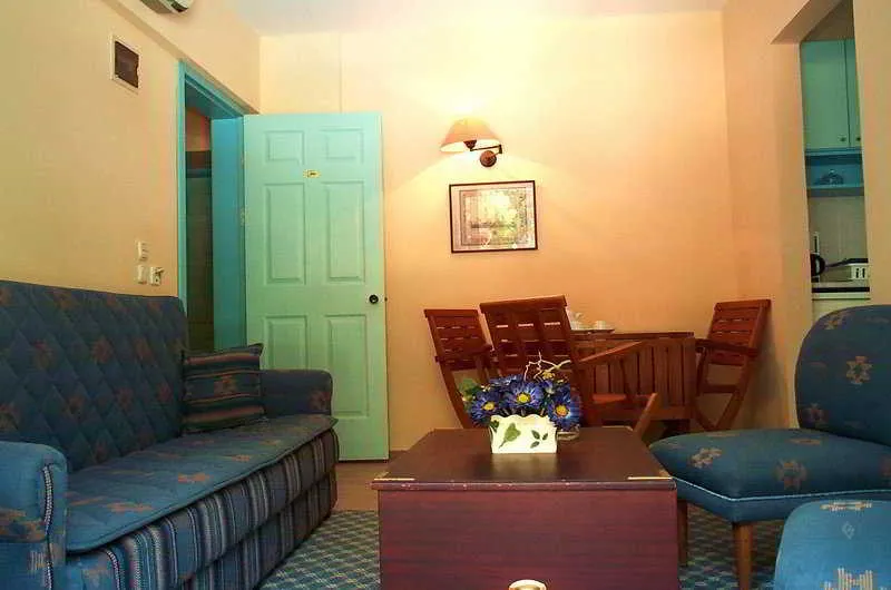 Room, Captain Silver, Dalaman