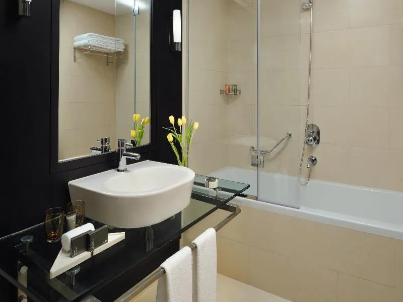 SINGLE SUPERIOR Room, Movenpick Hotel Jumeirah Lakes Towers, Dubai