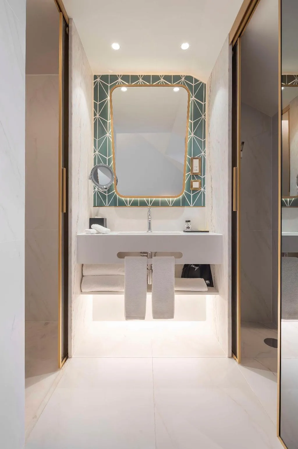 DOUBLE PREMIUM Room, The Emerald House Lisbon, Curio Collection by Hilt, Lisbon