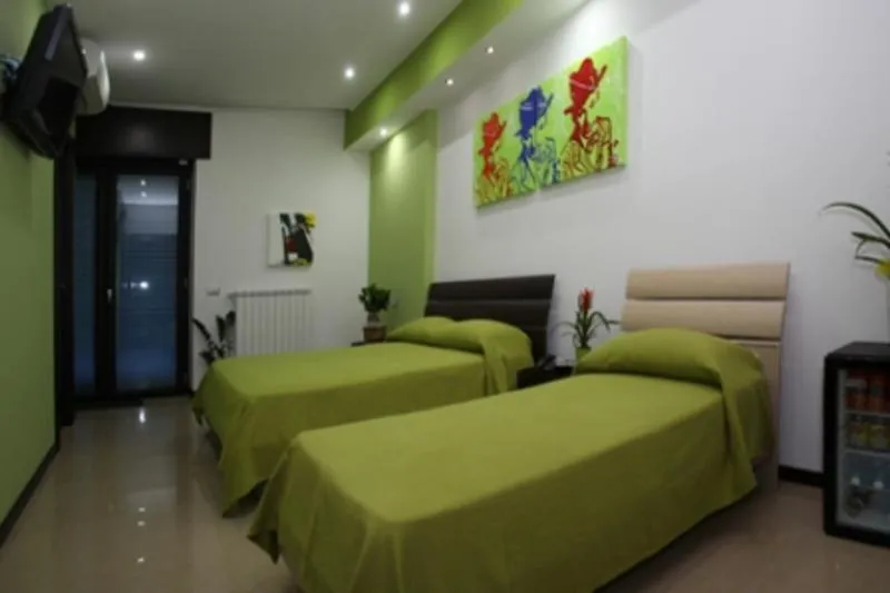 Room, Studio 83, Naples