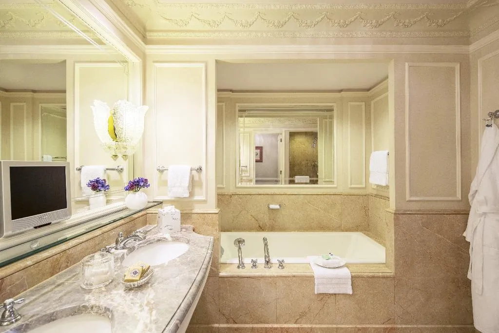 SUITE KING SIZE BED Room, Regent Berlin, Berlin