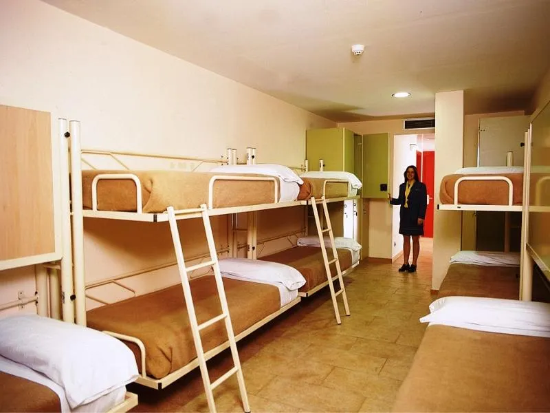 FAMILY ROOM CAPACITY 6 Room, Abrigall Hostel Masella, Costa Brava