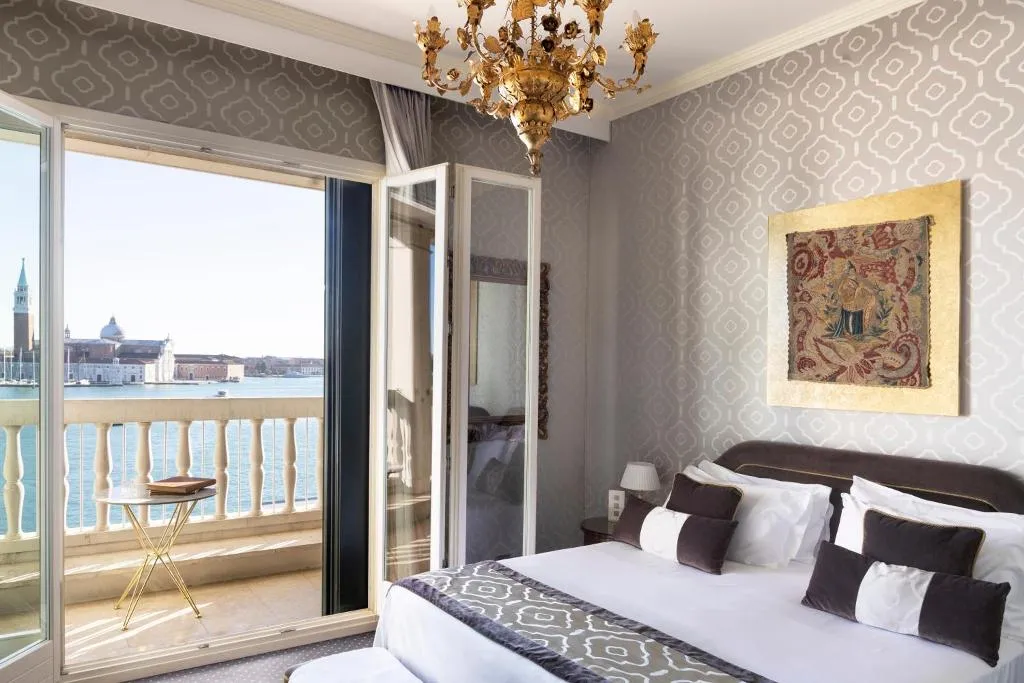 JUNIOR SUITE LAGOON VIEW Room, Londra Palace Venezia, Venice