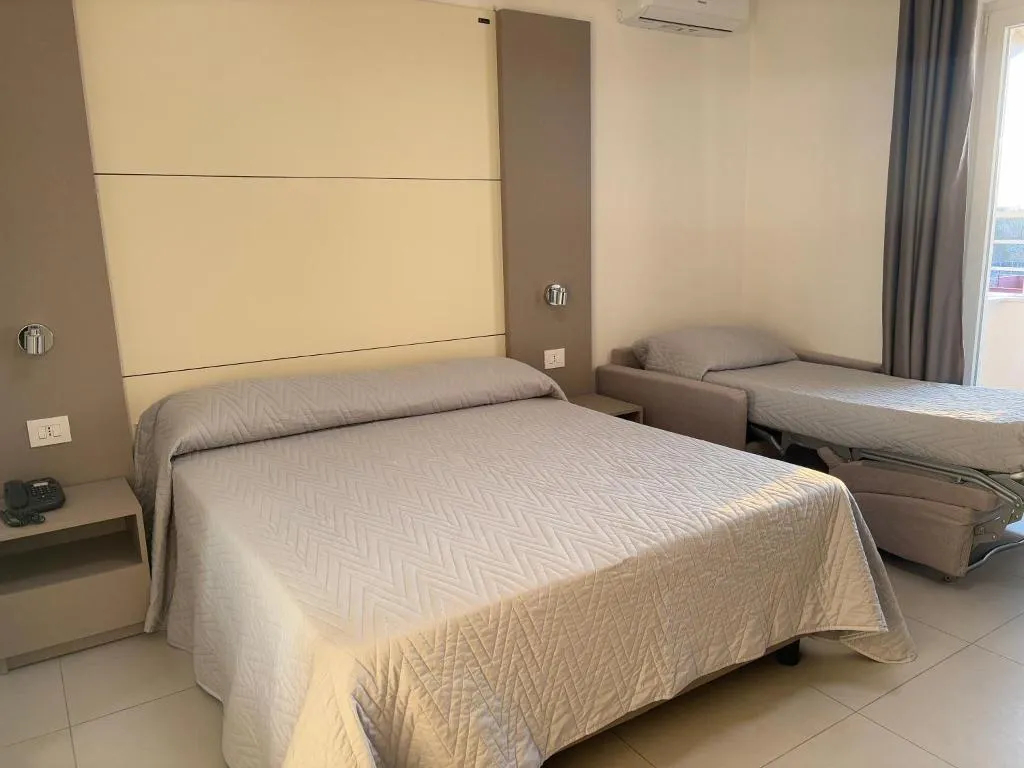 TRIPLE DELUXE Room, Hotel La Mela, Naples