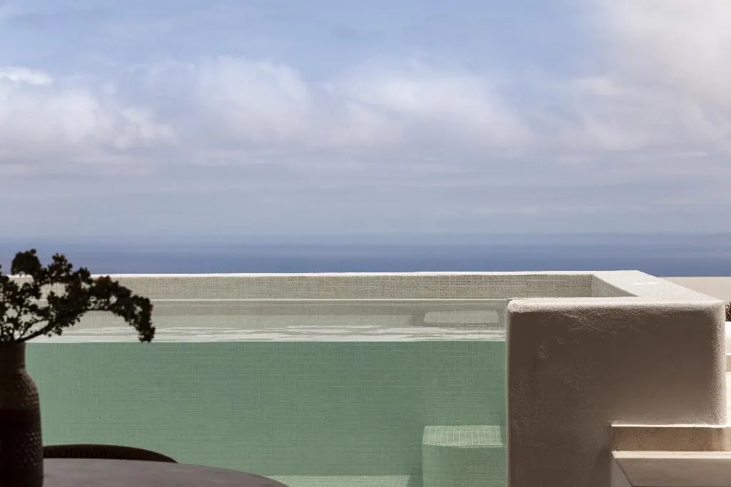 SUITE GRAND Room, NERO Boutique Hotel, Santorini