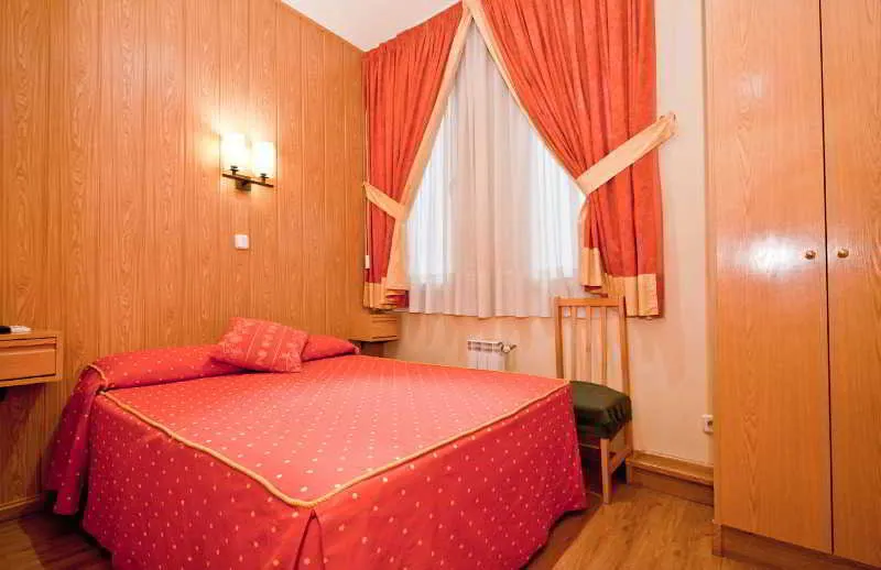 Room, Oporto, Madrid