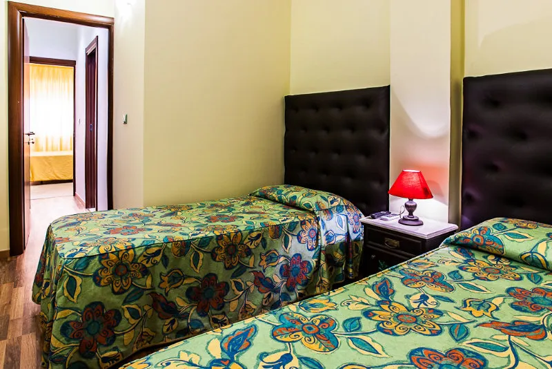 Room, Tysandros, Catania