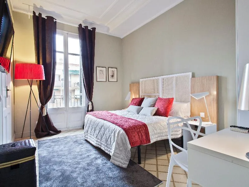 APARTMENT THREE BEDROOMS TWO BATHROOMS Room, Urban District, Barcelona
