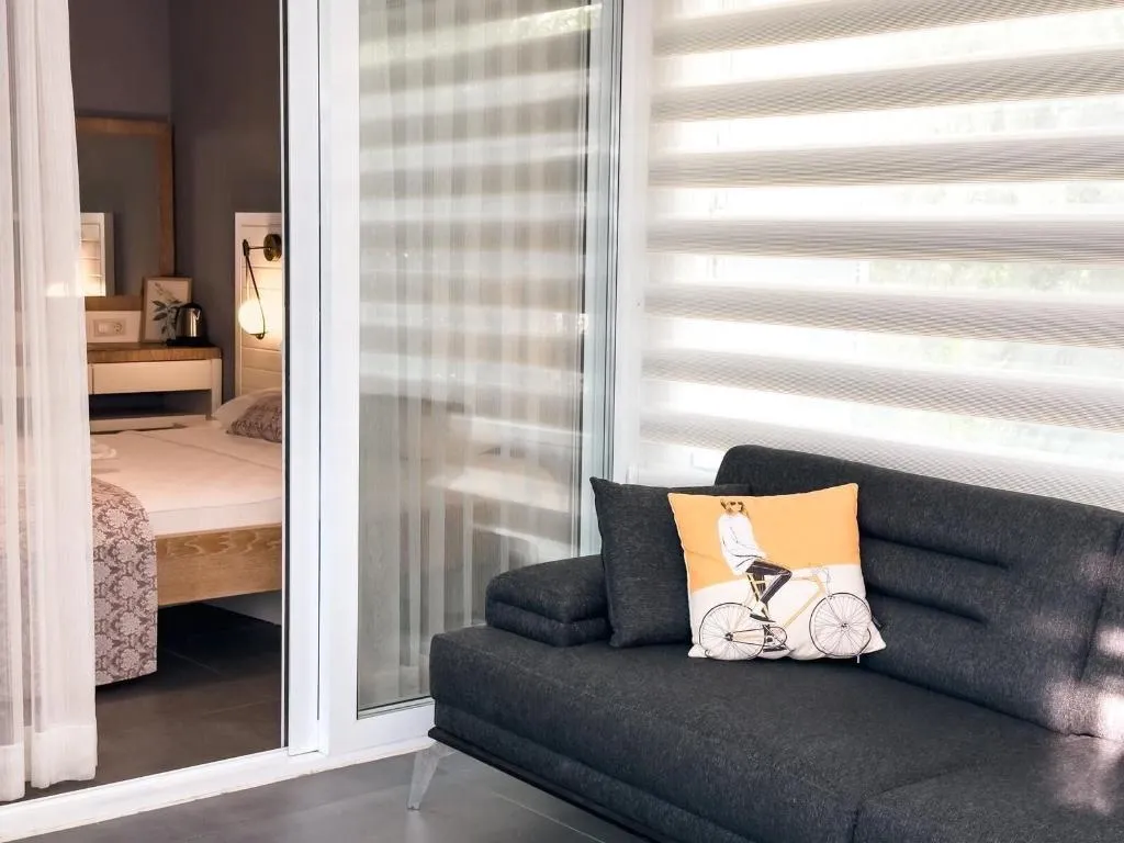 Room, Un Amor Hotel, Dalaman