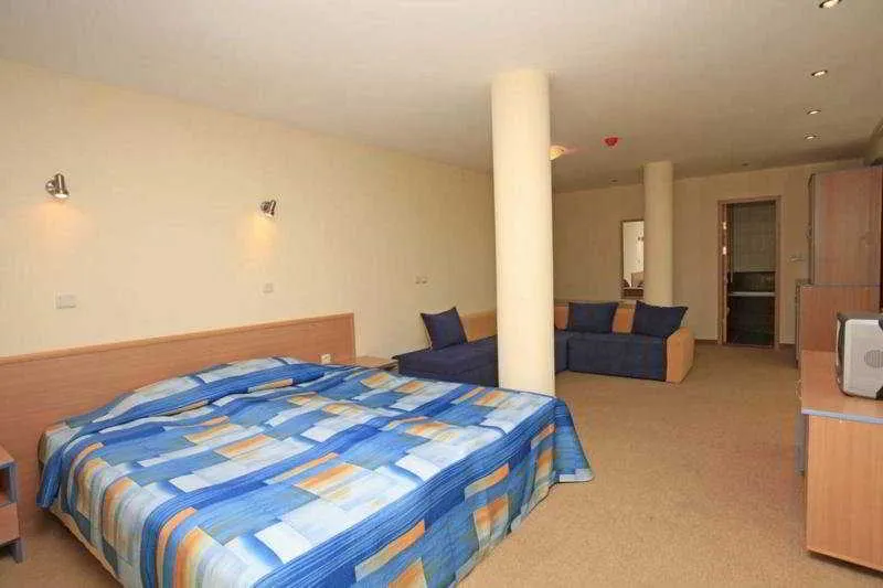 Room, Blue Sky, Varna