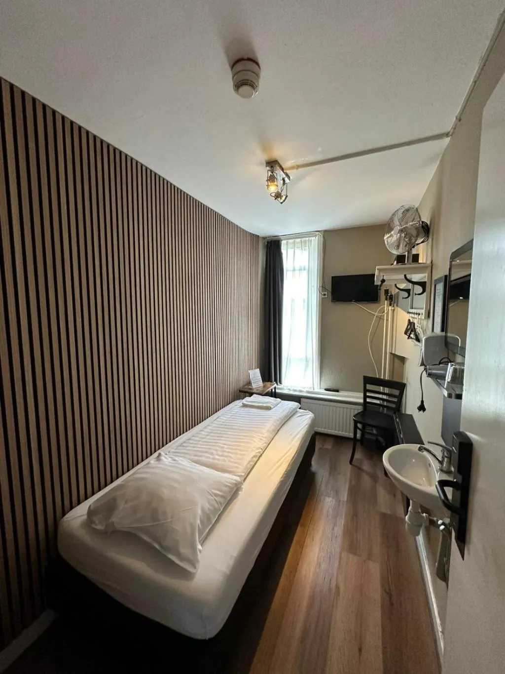 SINGLE WITH SHARED BATHROOM Room, Budget Hotel Hortus, Amsterdam