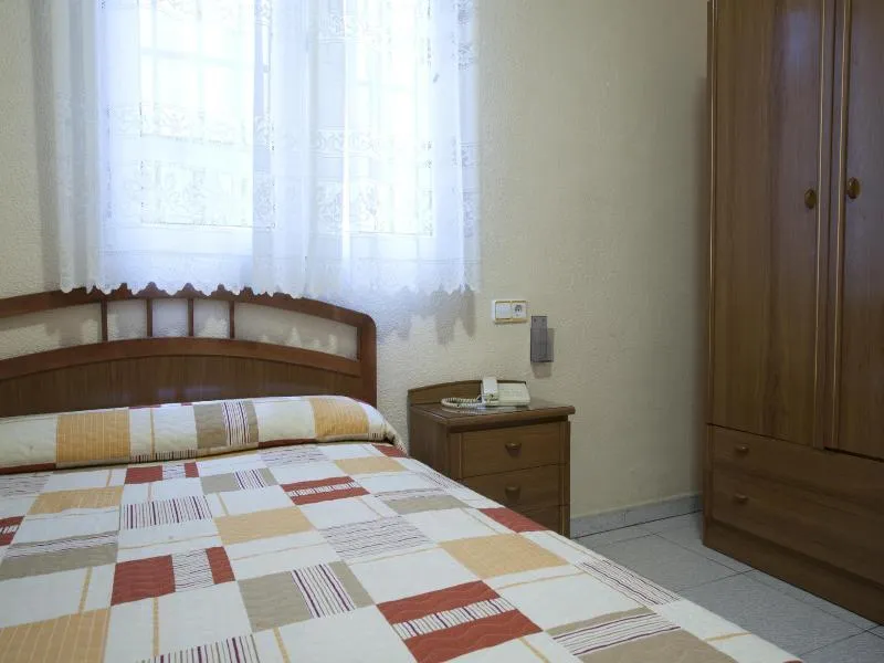 Room, Hostal Maria Luisa, Madrid