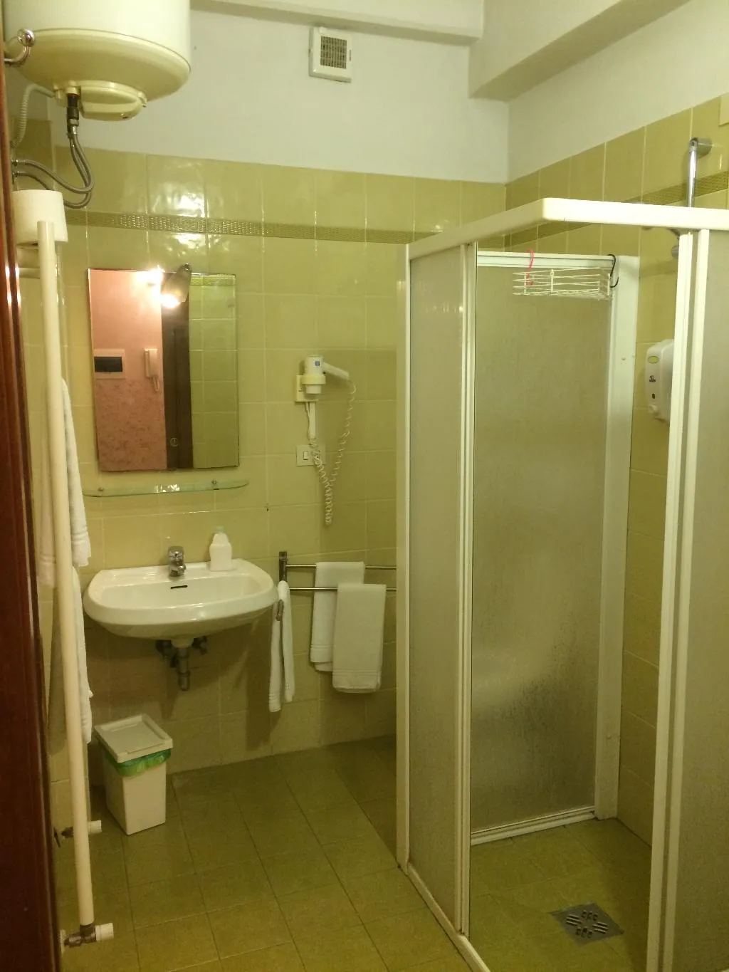 STUDIO CAPACITY 5 Room, Gemini City Centre Studios, Florence
