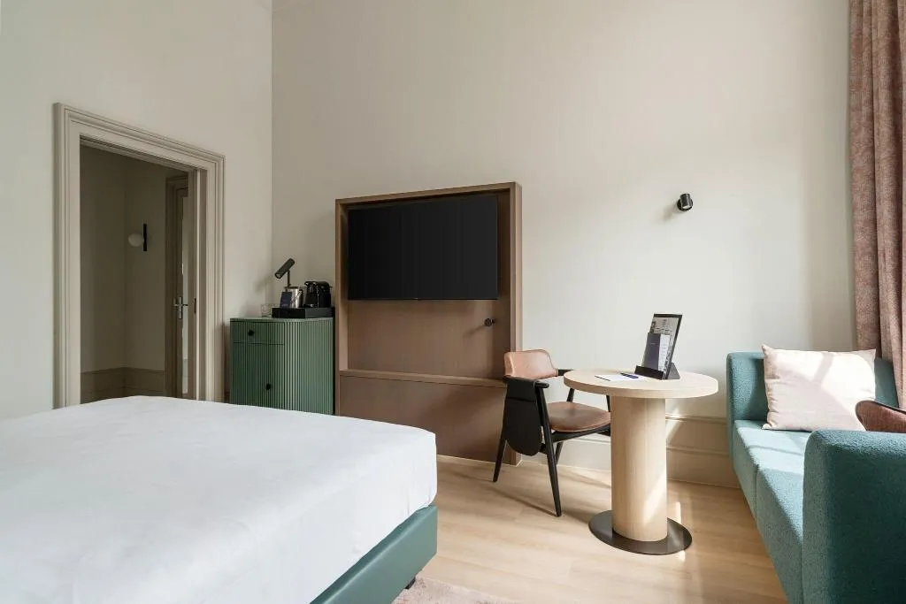 DOUBLE DELUXE QUEEN BED Room, College Hotel Amsterdam, Autograph Collection, Amsterdam