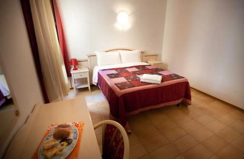 Room, B & T Rooms Trani, Naples