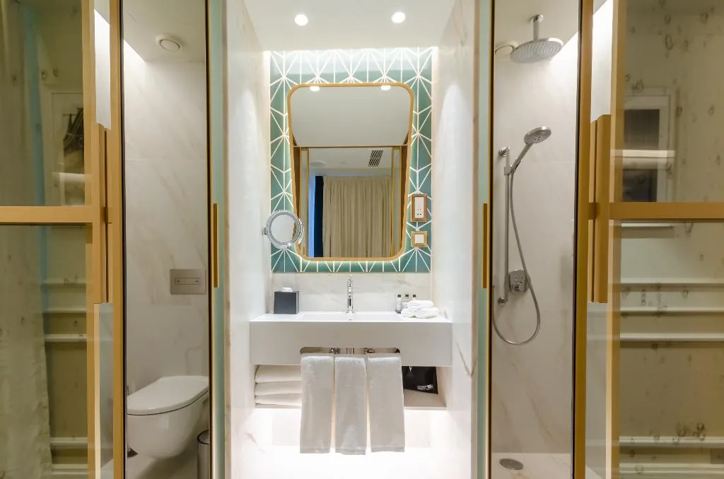 SUITE STANDARD Room, The Emerald House Lisbon, Curio Collection by Hilt, Lisbon