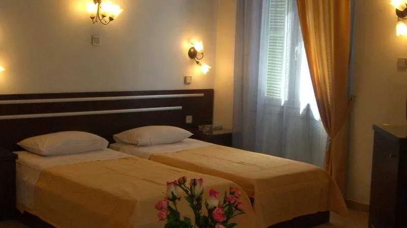 Room, Augustos, Halkidiki
