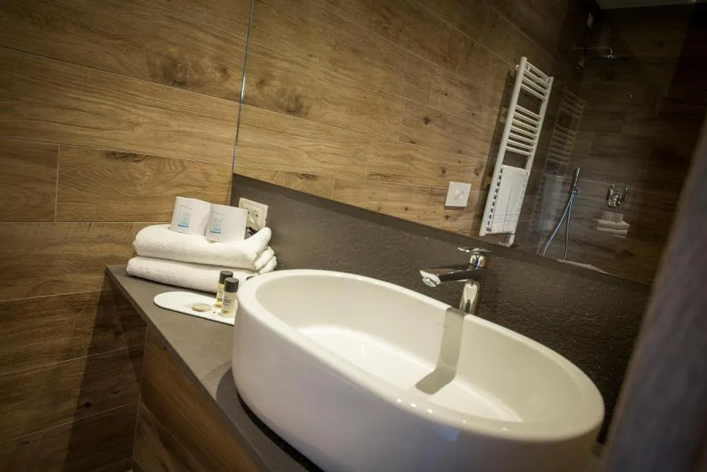 DOUBLE WITH BALCONY Room, Riva Lake Lodge, Milan