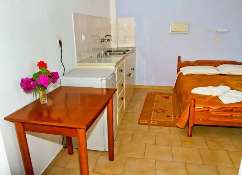 Room, Santa Barbara, Santorini