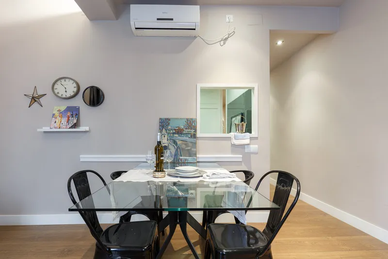 APARTMENT CAPACITY 6 Room, AinB Eixample-Miro Apartments, Barcelona