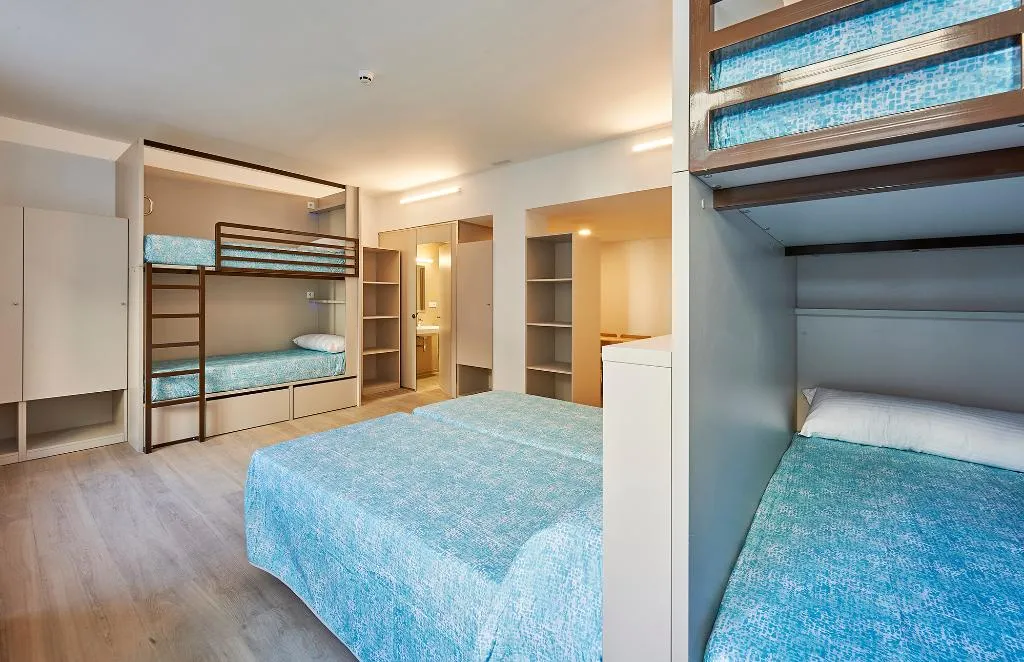 FAMILY ROOM CAPACITY 6 Room, Alberg Abat Oliba, Barcelona