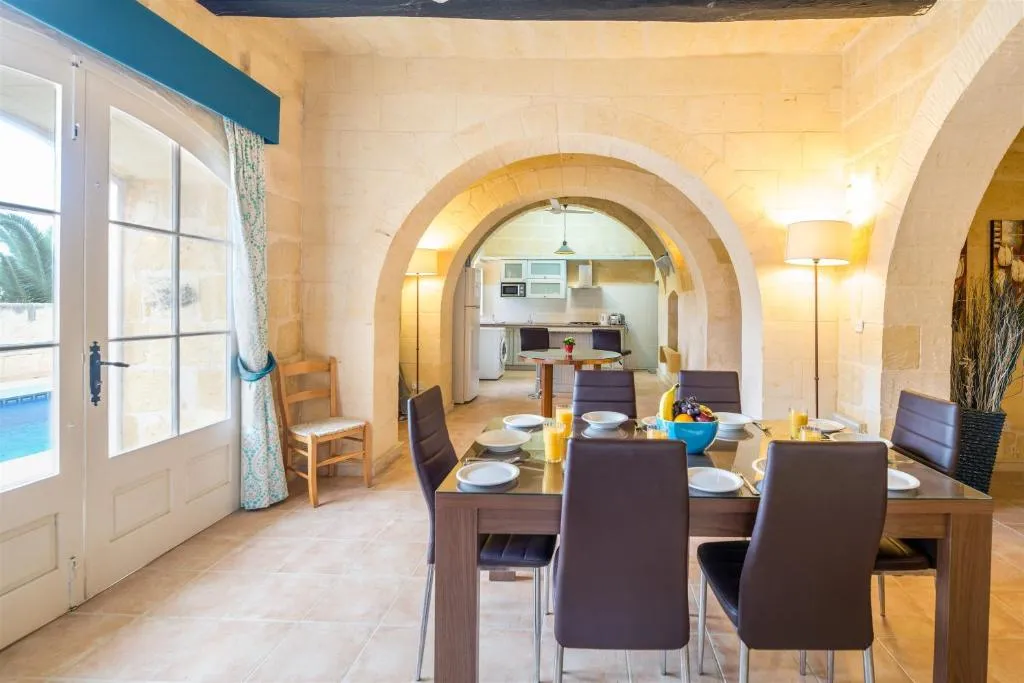 VILLA FOUR BEDROOMS WITH PRIVATE POOL Room, Ta Girardu, Gozo