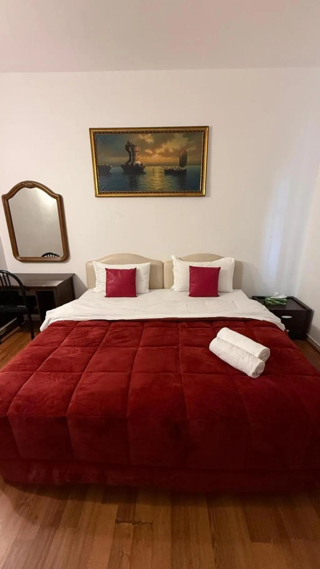 Double or Twin DELUXE TWO BEDS Room, Two Ducks Hostel, Naples